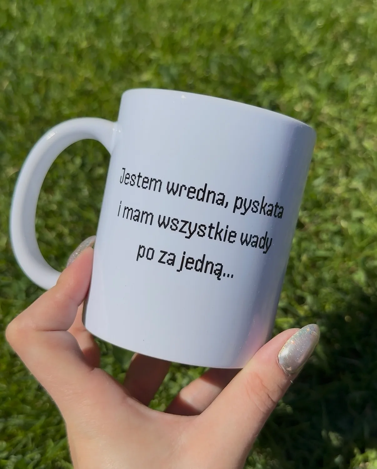 Kubek JESTEM WREDNA, PYSKATA I MAM WSZYSTKIE WADY POZA JEDNĄ DOMYŚL SIĘ